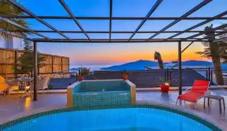Kalkan Kördere mevkiinde konumlanan dış havuz ısıtmalı Balayı Villası Gusto 5, bir yatak odalı olup iki kişi kapasitesine sahip